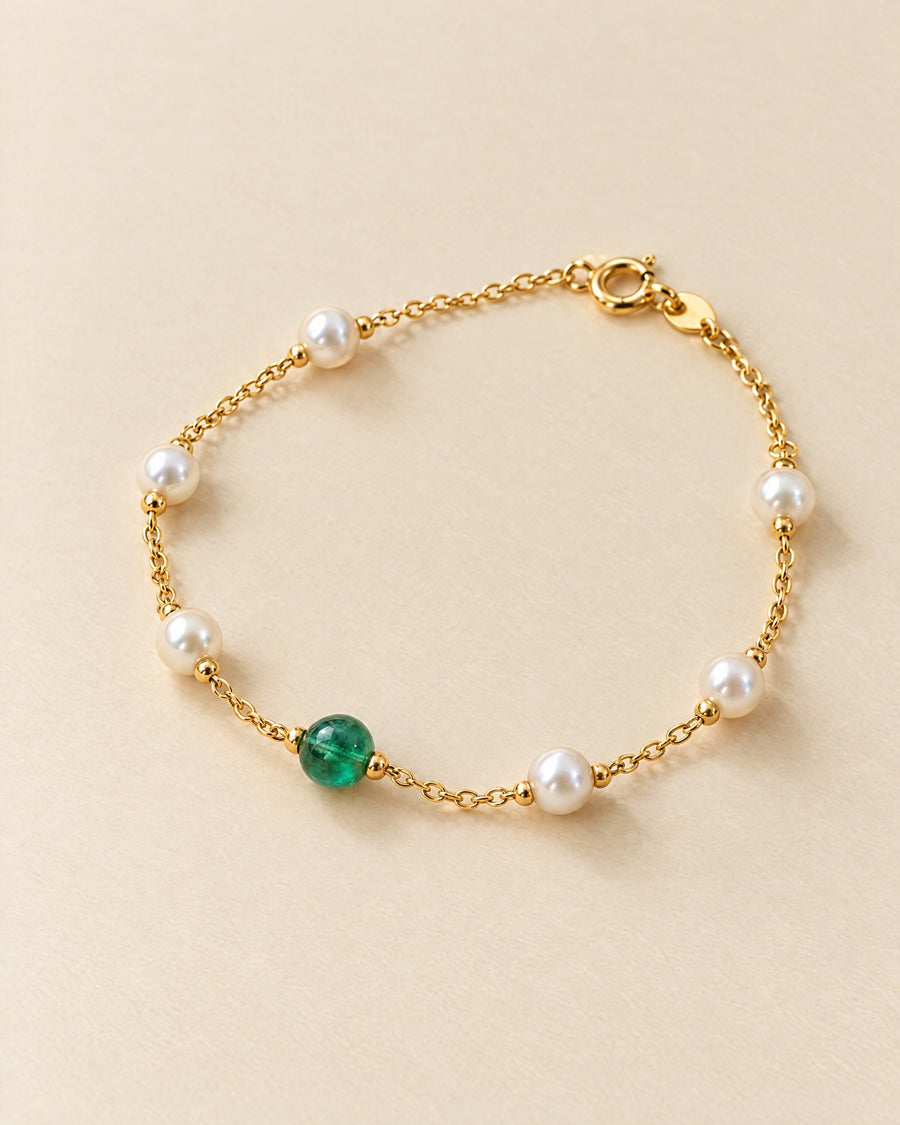 Bracelet Perles: fine 18ct gold chain with pearls and an emerald bead