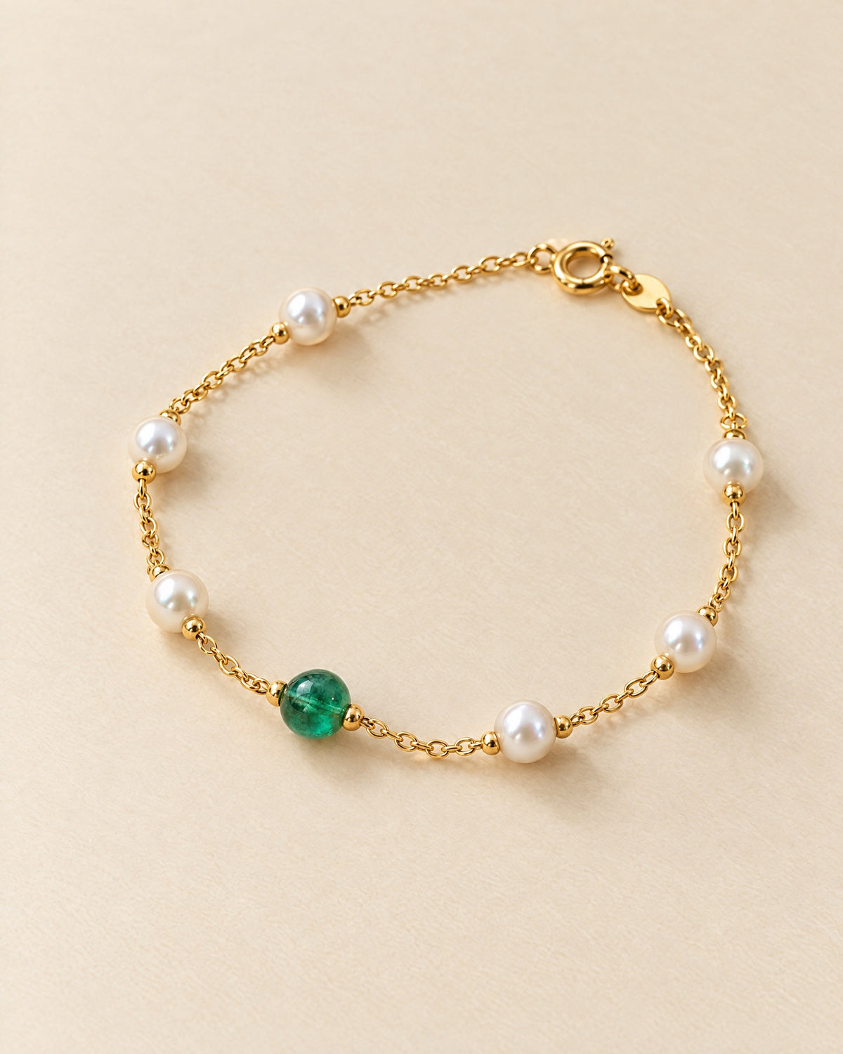 Bracelet Perles: fine 18ct gold chain with pearls and an emerald bead
