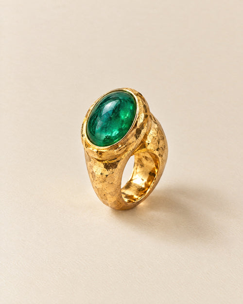 Cabochon Émeraude ring in hand-hammered 18ct gold with an oval emerald
