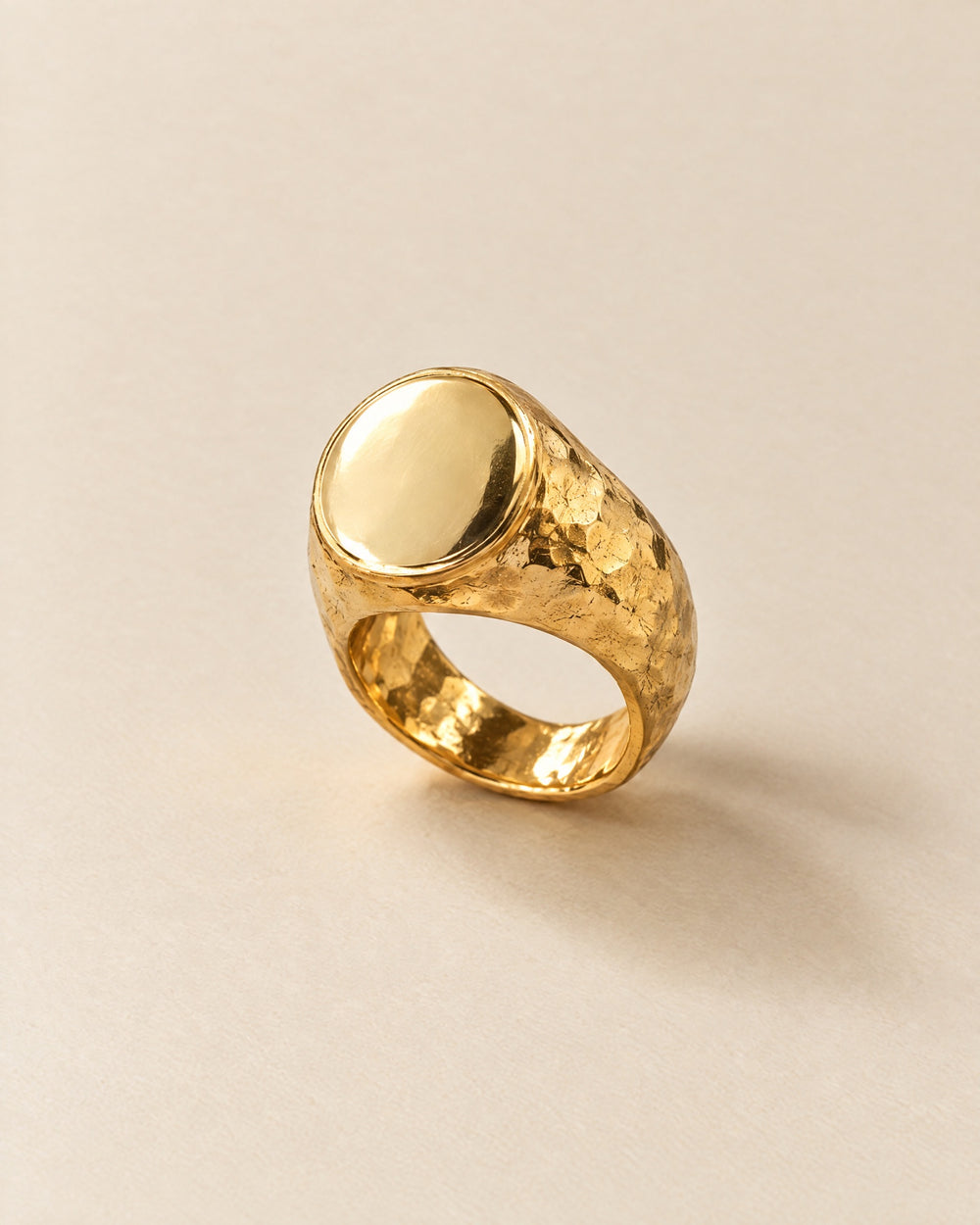 Chevalière Sabelle: an 18ct gold signet ring with a polished oval face