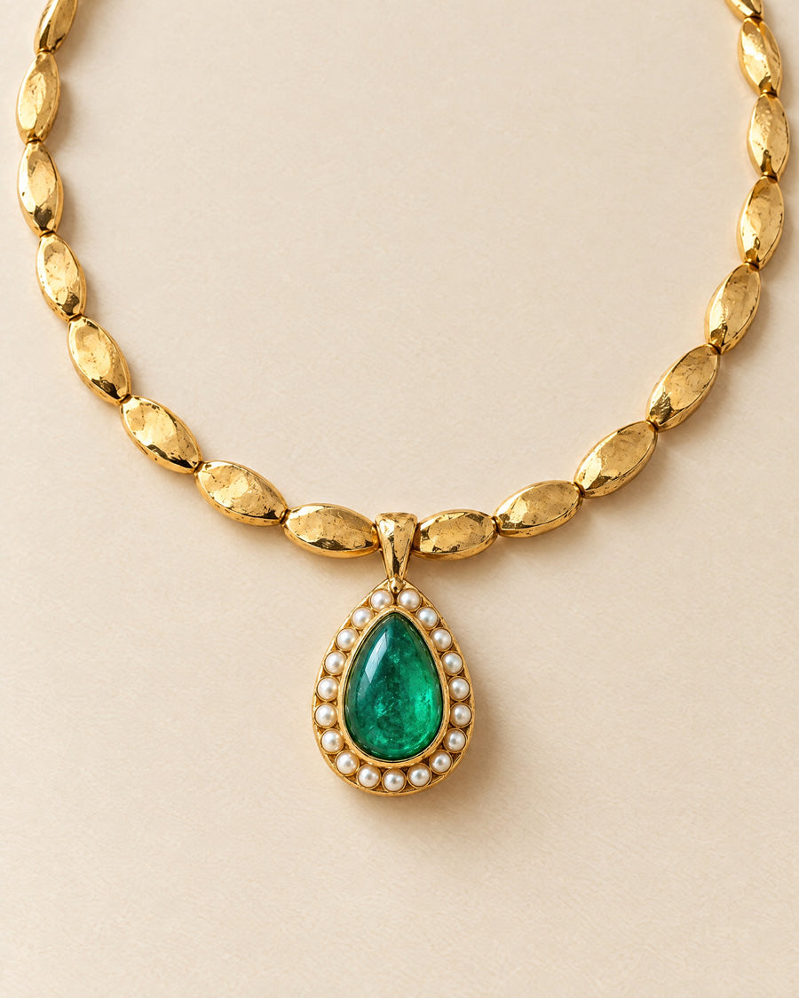 Collier Paon: 18ct gold collar with a pear-shaped emerald pendant framed in pearls