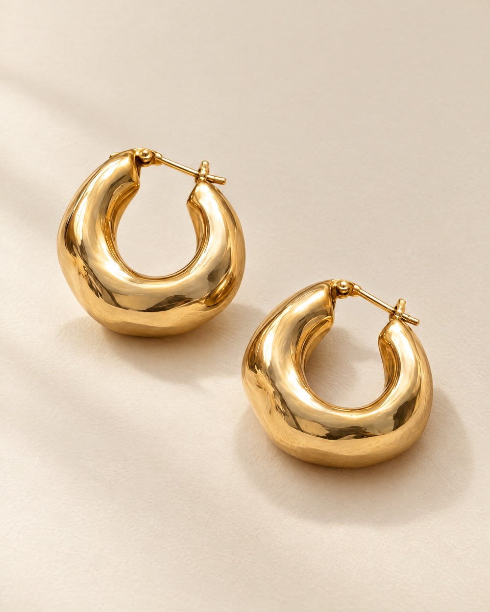 Créoles Grains: chunky sculptural hoop earrings in 18ct gold