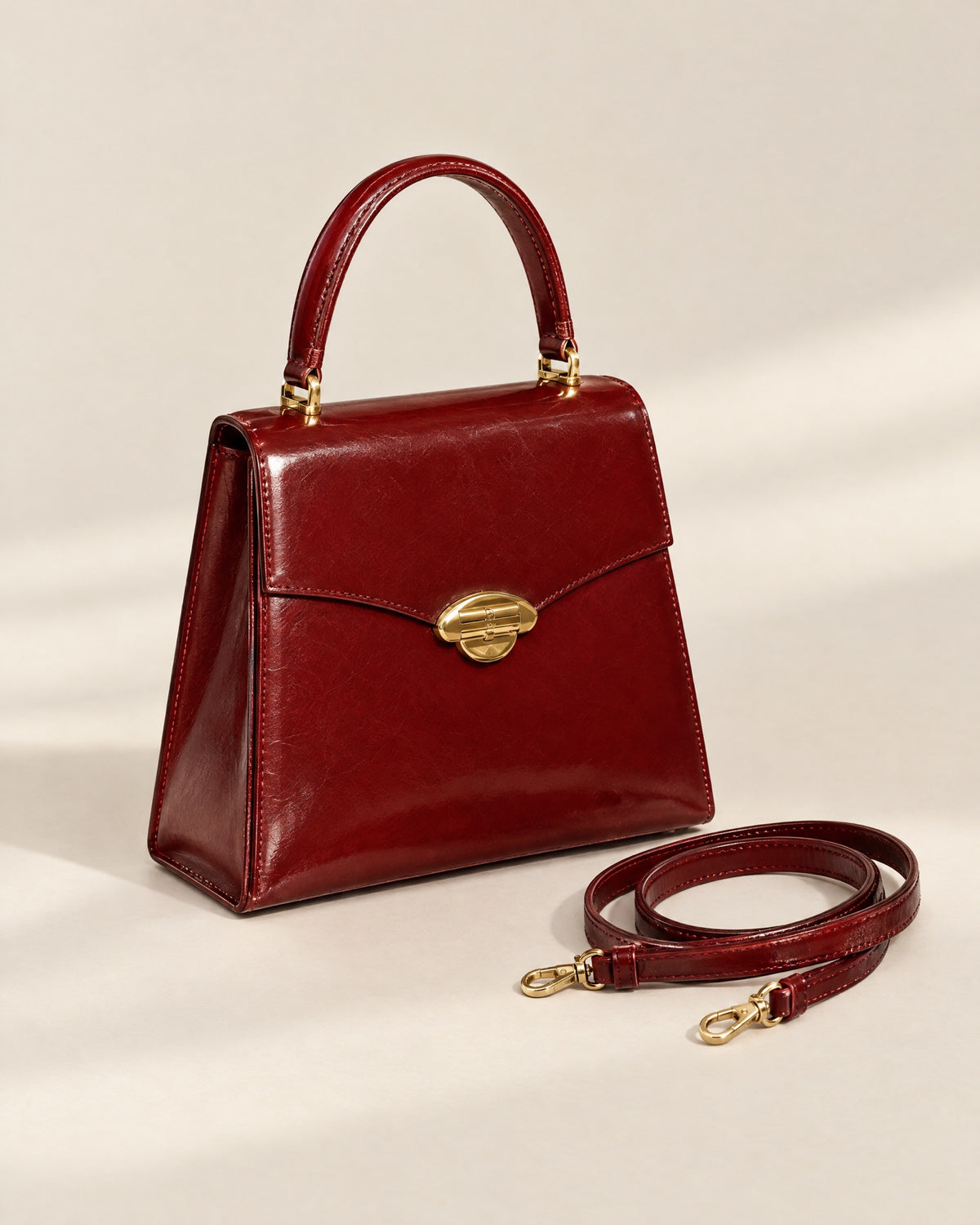 La Promenade in three-quarter view with its detachable strap
