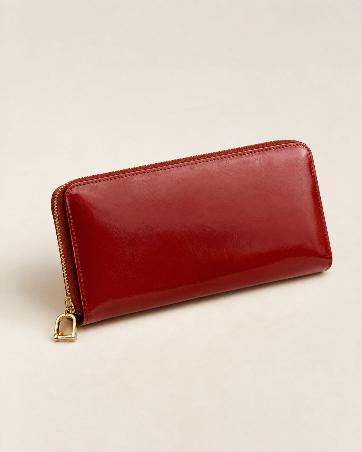 Portefeuille Laque zip wallet in lacquer-red calf with a gold arch zip pull